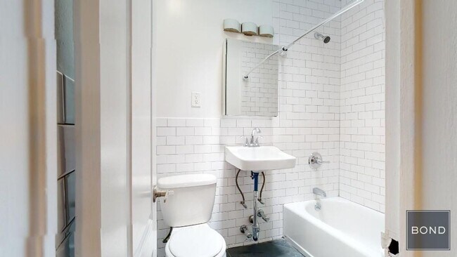 Foto del edificio - 230 E 81st St