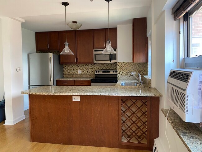 Kitchen with granite coutertops - 4970 N Marine Dr