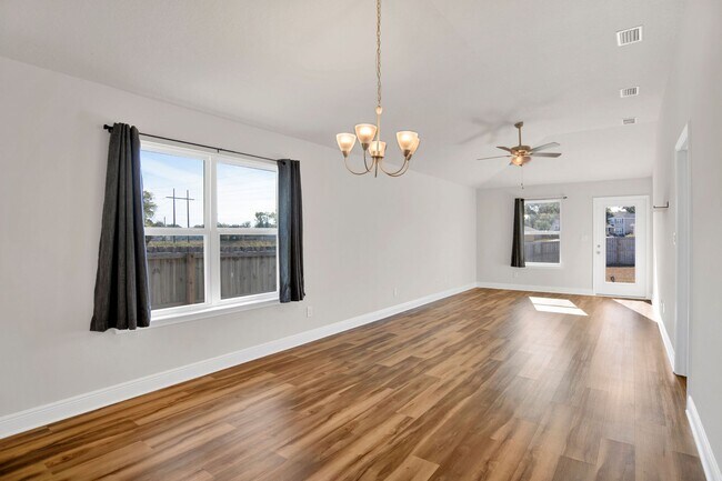 Foto del edificio - Beautiful 3 Bed 2 Bath Home Centrally Located in Pensacola