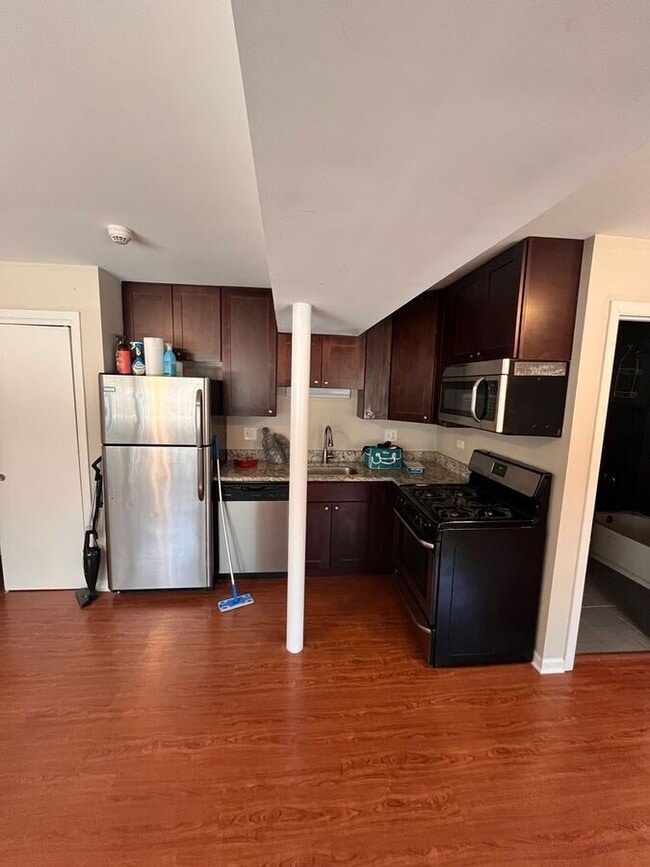 Building Photo - 27 N Maple Ct