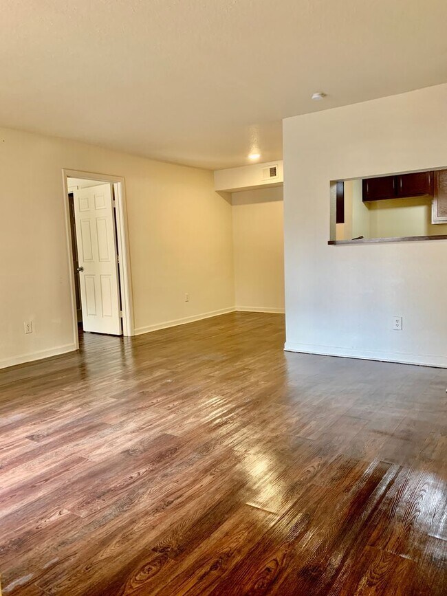 Foto del edificio - 8100 Creekbend Dr