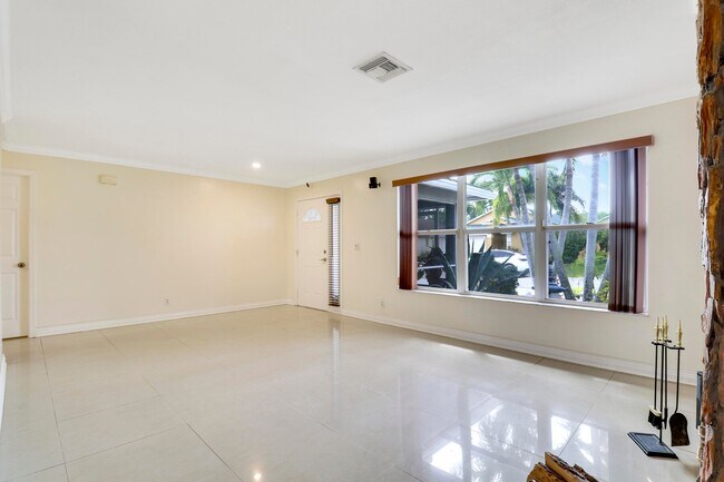 Building Photo - 1600 Doral Dr