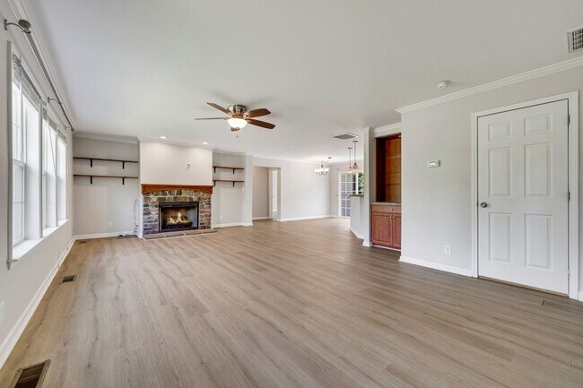Building Photo - Charming 3-bedroom home with HUGE fenced-i...