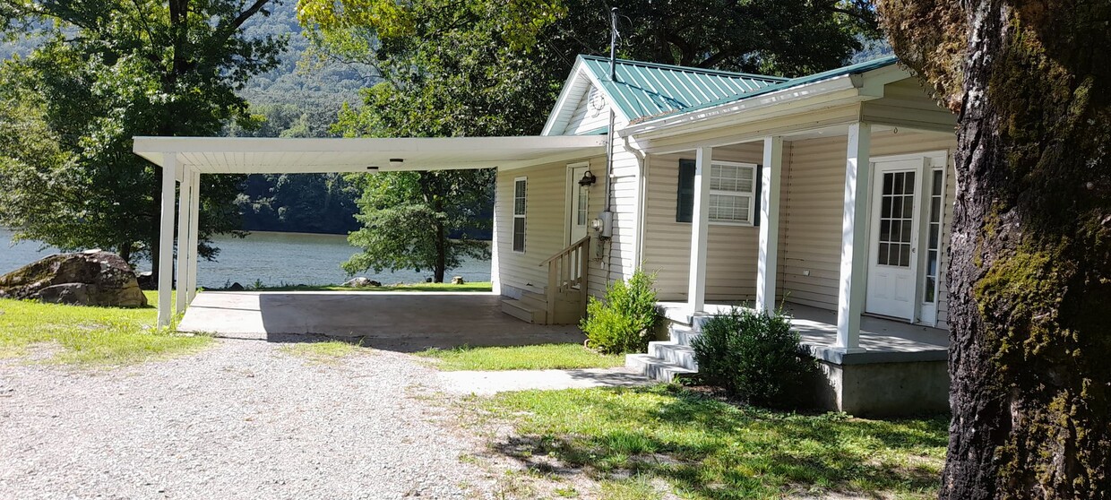 Foto principal - 3 bedroom 1 bath home located on Tennessee...