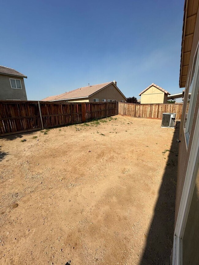 Building Photo - 4 BEDROOM HOME + OFFICE IN VICTORVILLE