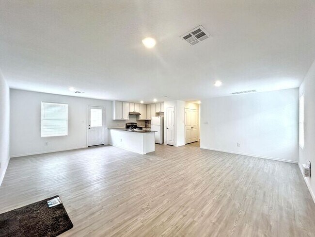 Foto del edificio - 3-Bedroom Home in a Quiet Neighborhood / P...