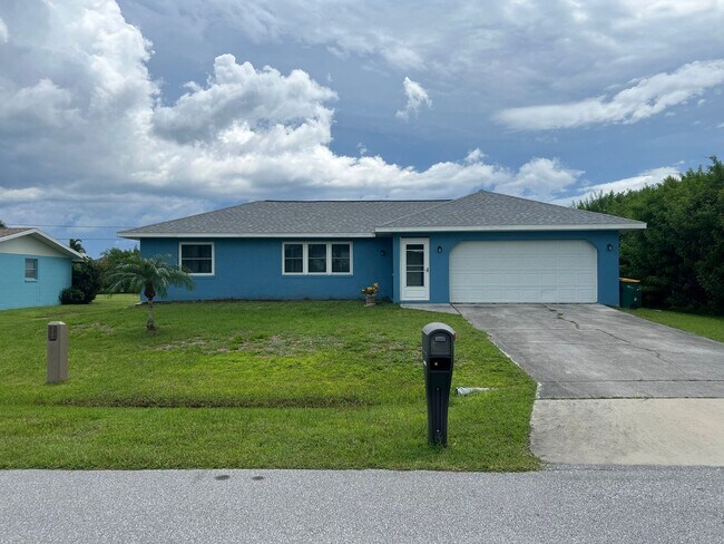 Building Photo - Annual ** Newly Renovated ** 3 Bedroom / 2...