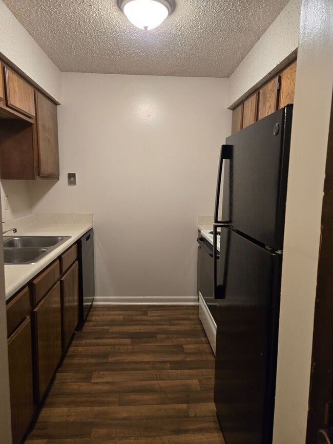 Building Photo - 1 Bedroom, 1.5 Bath Townhouse