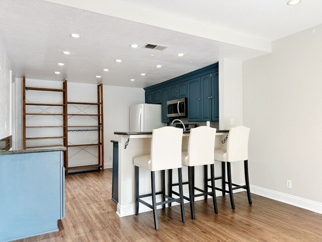 Foto del edificio - Spacious Single-Level Attached Home w/ Yard