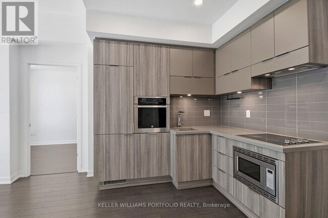 Building Photo - 39 Roehampton Ave