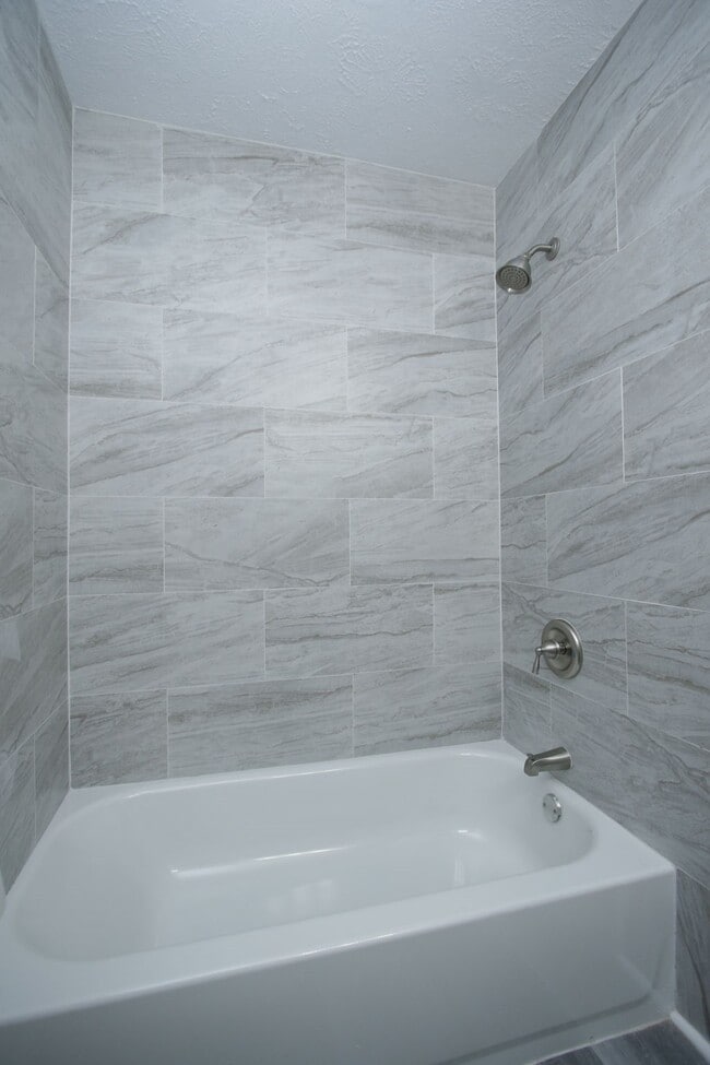 Building Photo - 17078 Oak Grove Ln