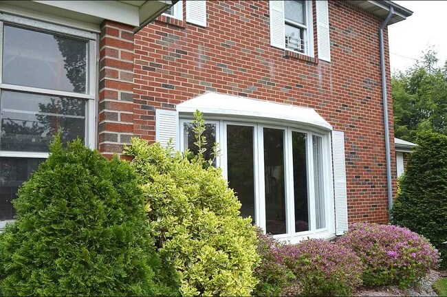 2nd floor apartment on quiet side street near downtown Greenwich. - 3 Grange St