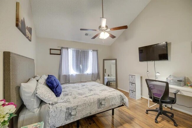 Foto del edificio - 2425 Holly Hall St