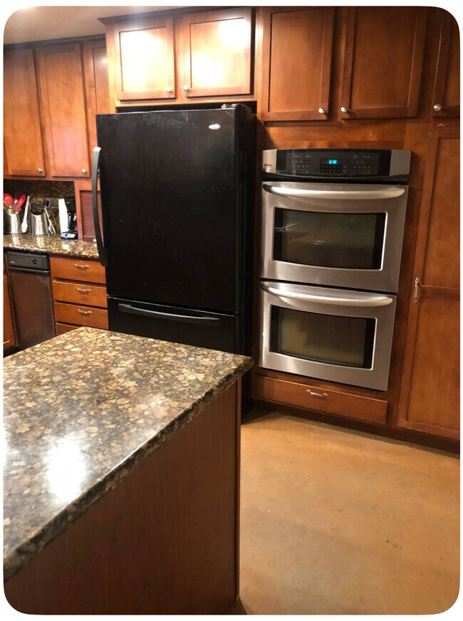 Building Photo - 41931 Brownstown Dr