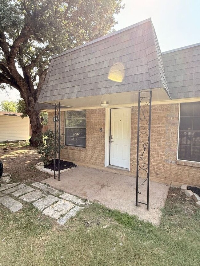 Building Photo - 1380 Garza Ln