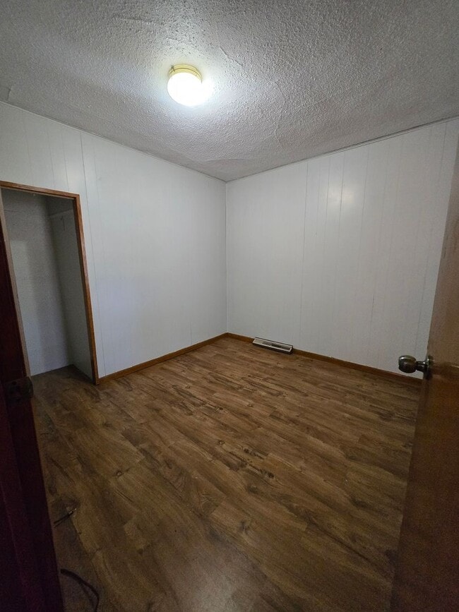 Foto del edificio - 3 bed 1 bath with large yard