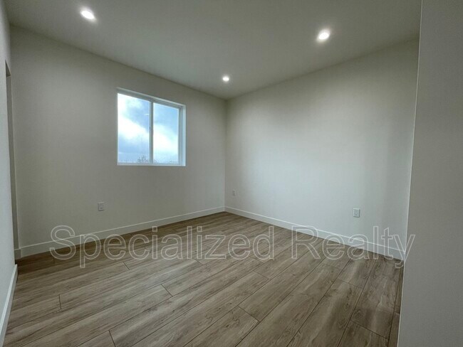 Building Photo - 11490 Oxnard St