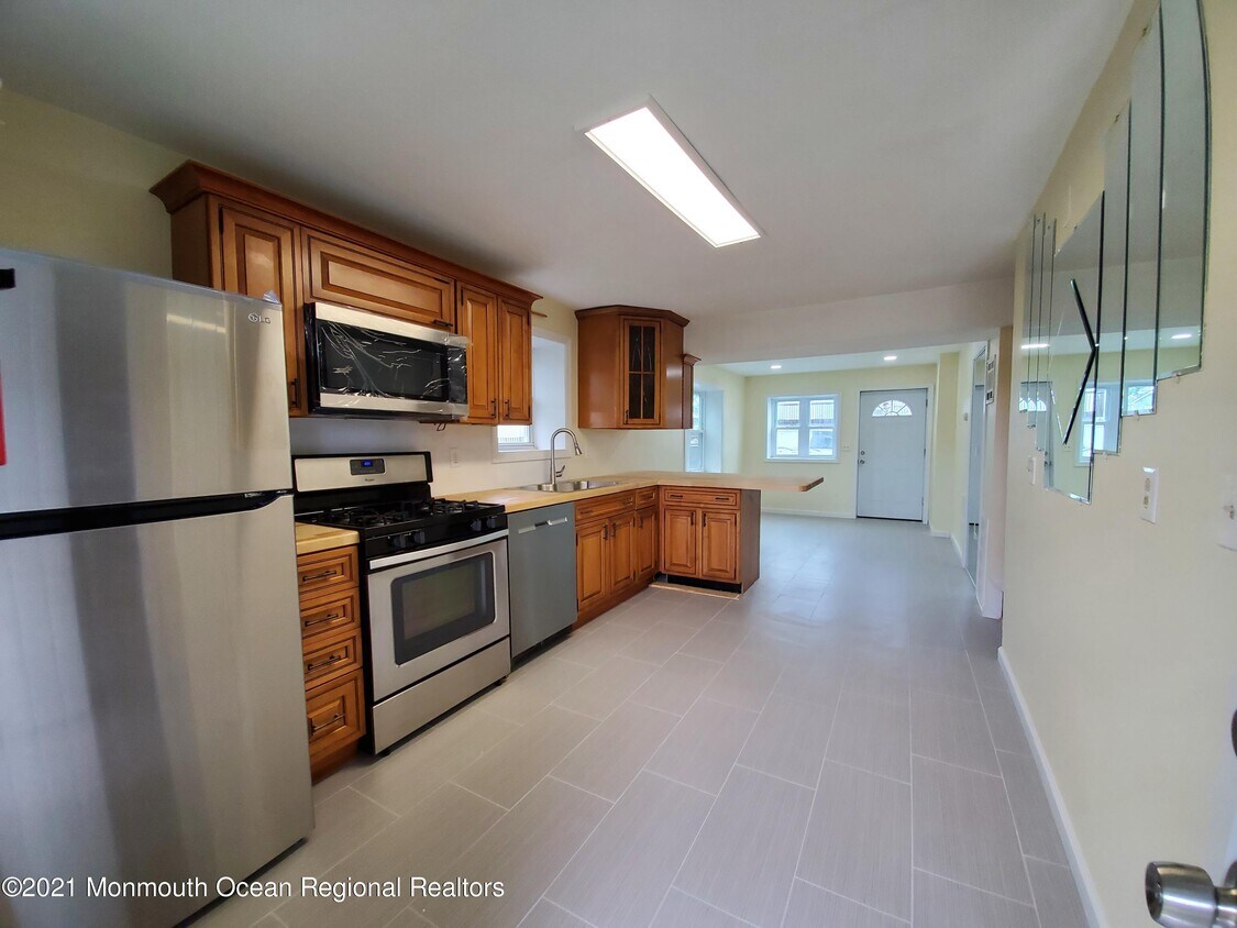 Primary Photo - 37 Beachway Ave