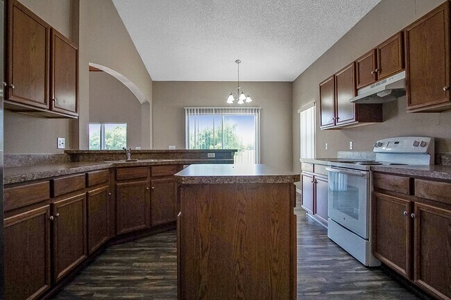 Building Photo - Single-family home located in Poinciana, FL now available!