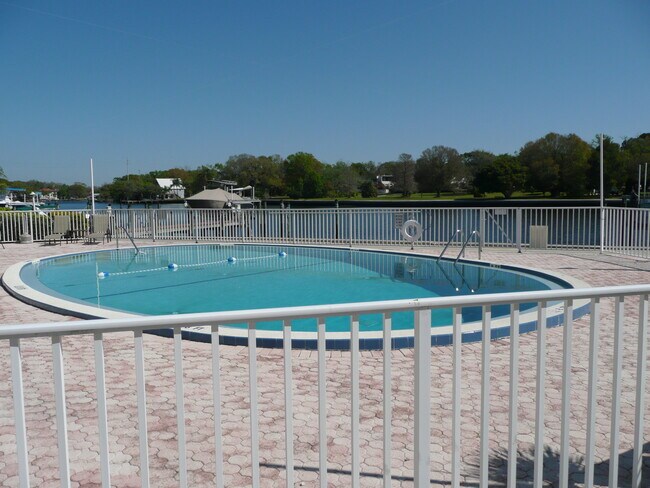 Foto del edificio - 2424 W Tampa Bay Blvd