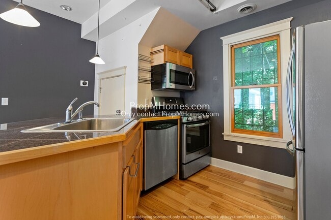 Foto del edificio - Two-Bedroom End Unit Condo in Goose Hollow! FREE PET RENT & DEPOSIT SPECIAL