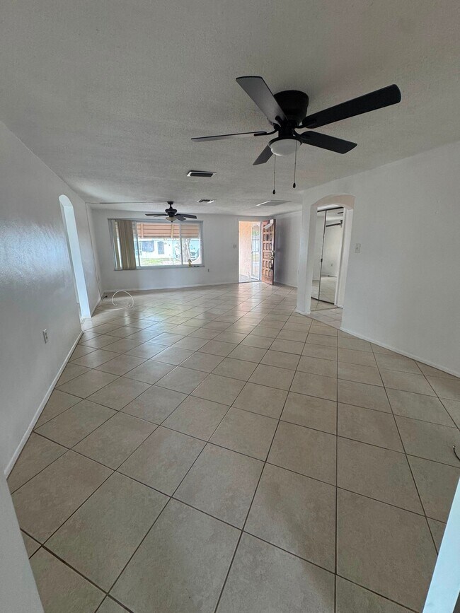 Building Photo - 7725 Bloomfield Dr