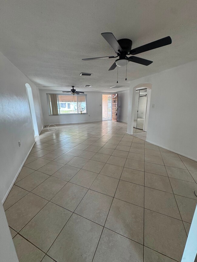 Foto del edificio - 7725 Bloomfield Dr