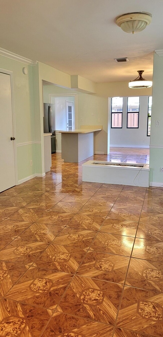 Building Photo - 323 Sandtree Dr