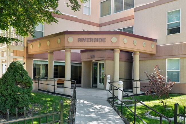 Building Photo - Riverside