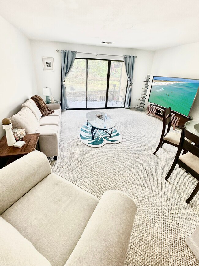 Spacious living room - 109 Westlake Ct