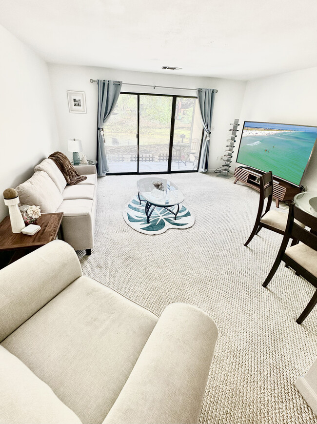 Spacious living room - 109 Westlake Ct