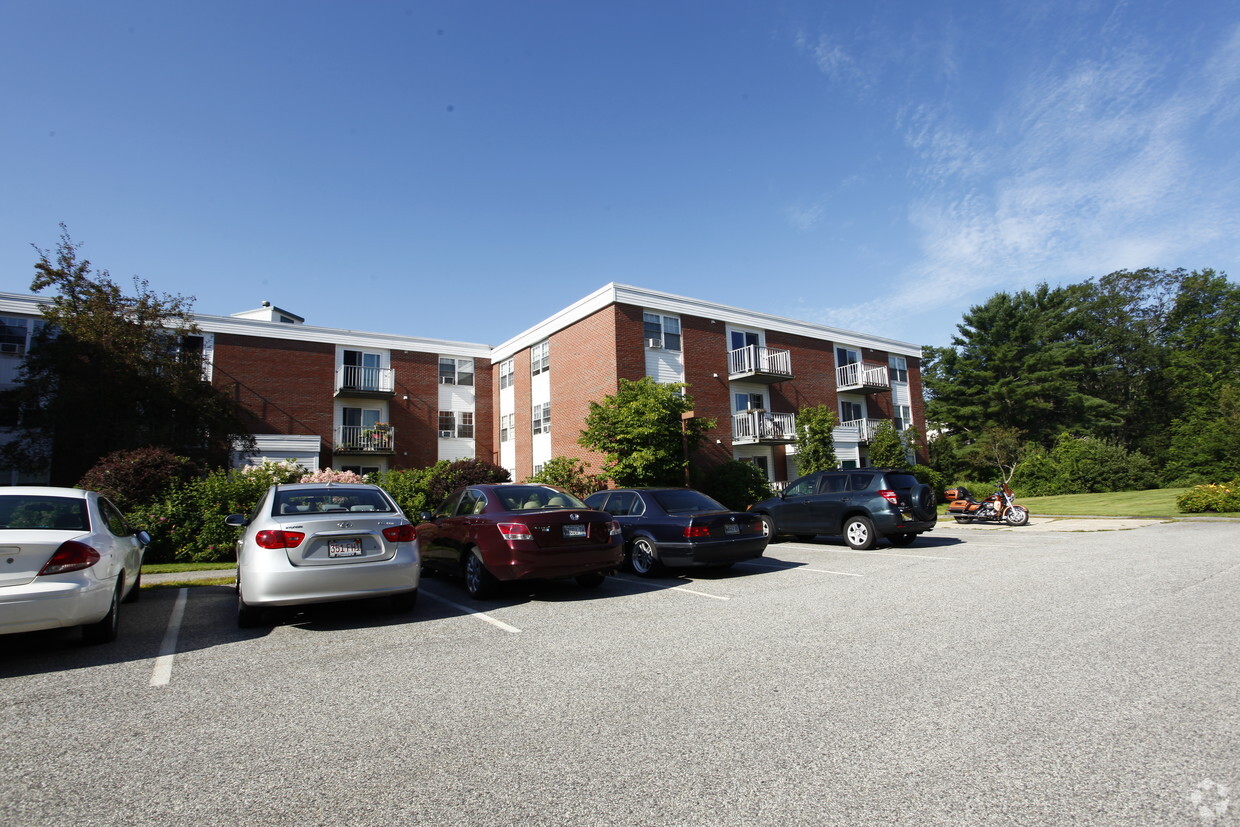 Área de estacionamiento - Cortland Court Apartment Homes