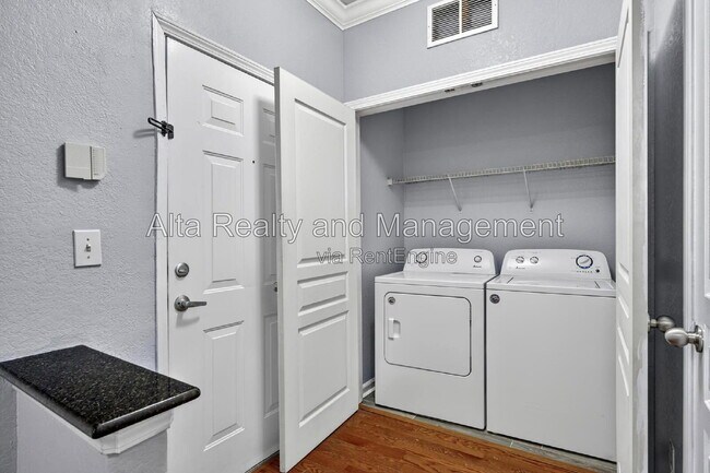 Foto del edificio - 8290 Gate Pkwy W