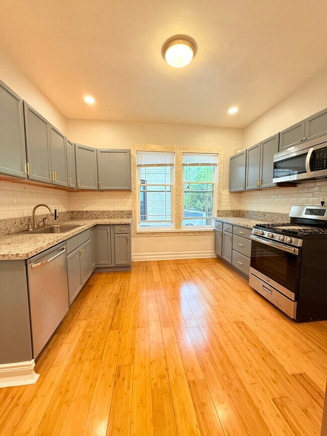 Foto del edificio - 3255 N Kenneth Ave