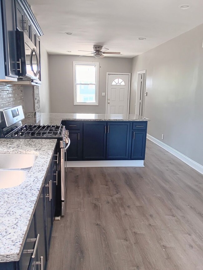 Building Photo - Gorgeous 4 bed, 2 bath located in the Heart of East Chicago