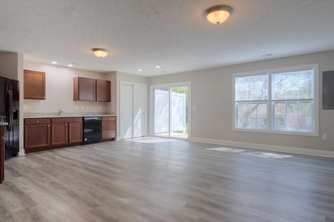 Building Photo - 3 Bed, 3 1/2 Bath, Close to I81 and US460