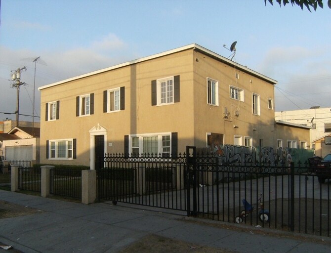 Building Photo - 1323 Walnut Ave