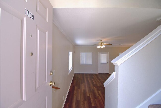Foto del edificio - 1709 Matthews Ln