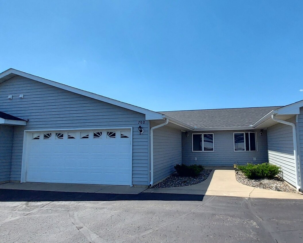 Foto principal - Nice 2 Bedroom Townhome