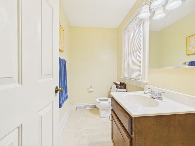 Foto del edificio - Charming Single Family Home on Grand St w/ Bonus 3rd Room