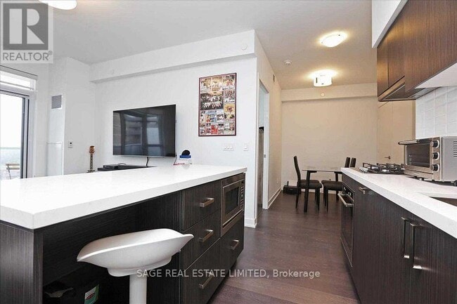 Building Photo - 501-501 St Clair Ave W