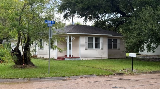 Building Photo - 101 Azalea Ave