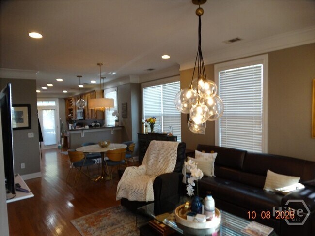 Foto del edificio - 323 Lakeview Dr