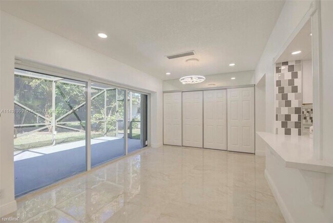 Foto del edificio - 3 br, 3 bath House - 5601 White Cedar Ln