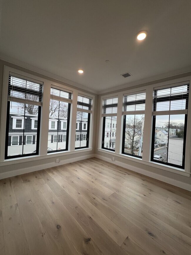 1 MO. FREE - 4.5 Bed/3 Bath Luxury Apt. in... - 1 MO. FREE - 4.5 Bed/3 Bath Luxury Apt. in...