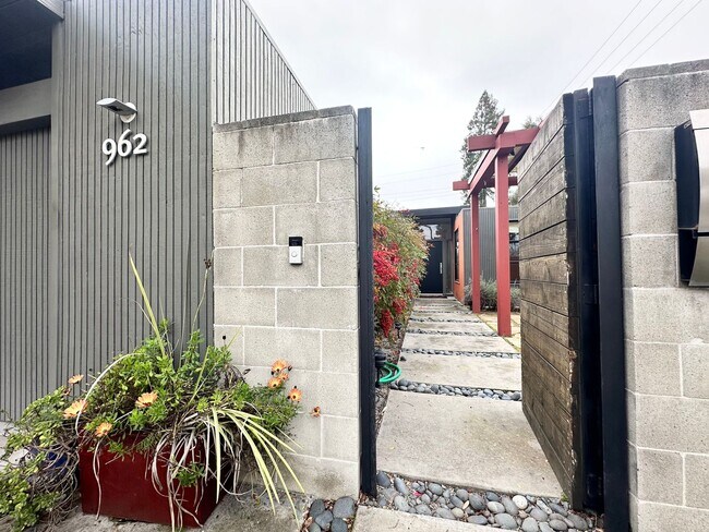 Building Photo - Modern 3 Bed 2 Bath Eichler in North Palo ...