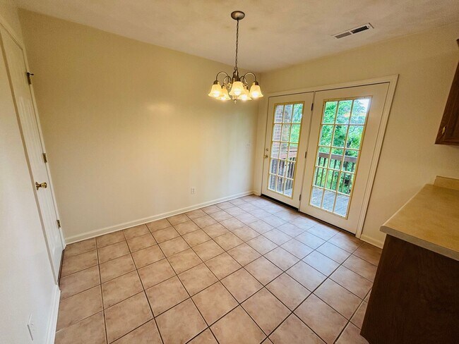 Building Photo - 2 Bedroom, 1.5 Bath Townhouse