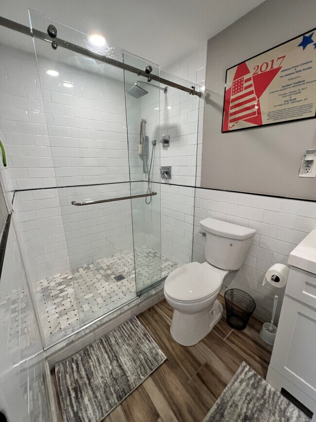 Bath 1 - 212 5th St NE
