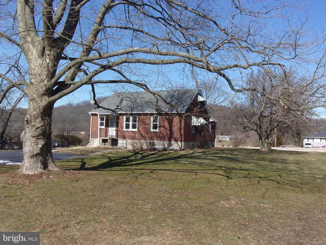 Primary Photo - 636 Benjamin Franklin Hwy