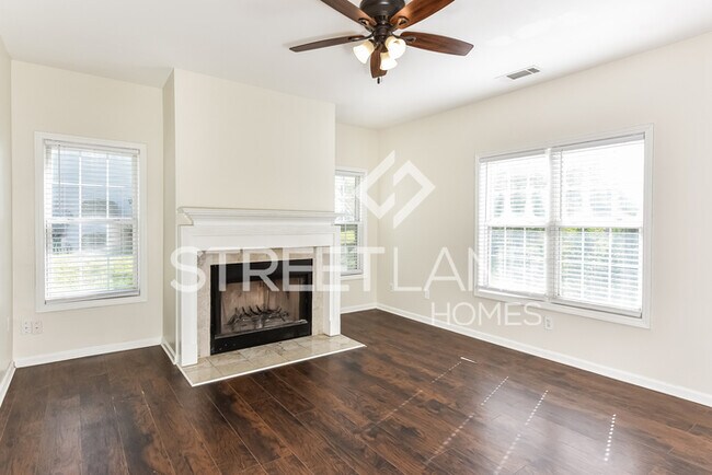 Building Photo - Charming 4 Bedroom in Stone Mountain!